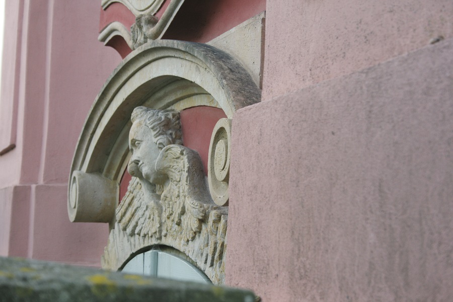 Kirche in Orpensdorf, Detail an der Fassade