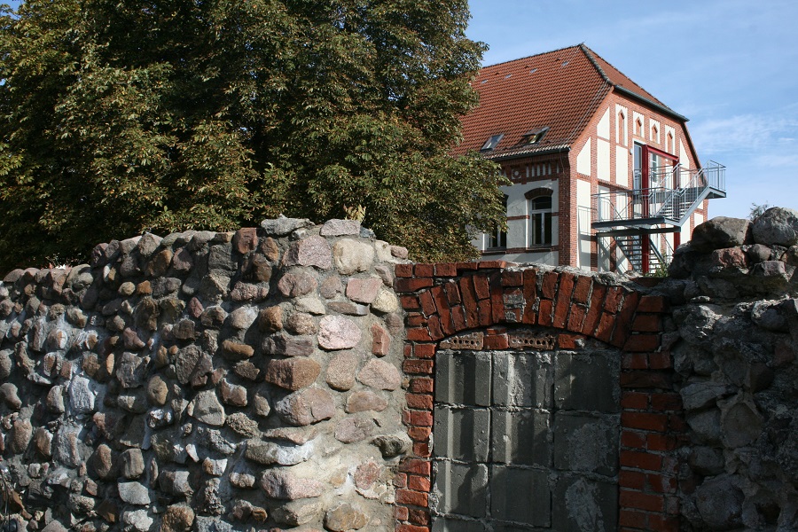 Ehemalige Stadtmauer, im Hintergrund ehemalige Seminarübungsschule, heute C-Gebäude des Gymnasium