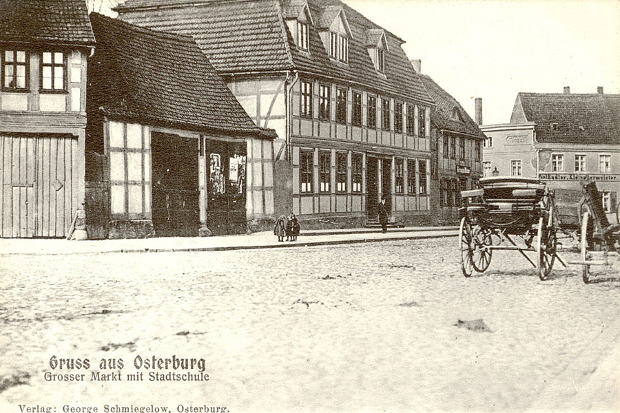 Historische Ansicht Stadtschule mit Leiterwagen im Vordergrund