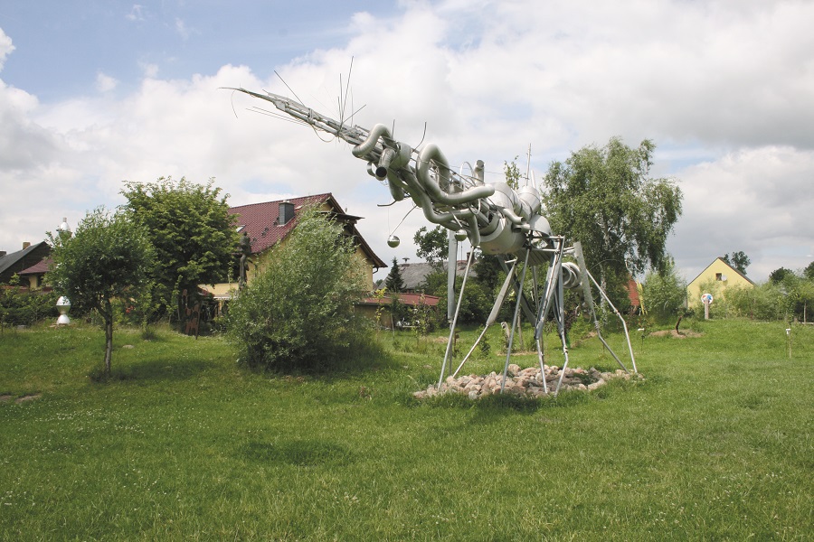 Skulptur im Garten des Künstlers M. Faul