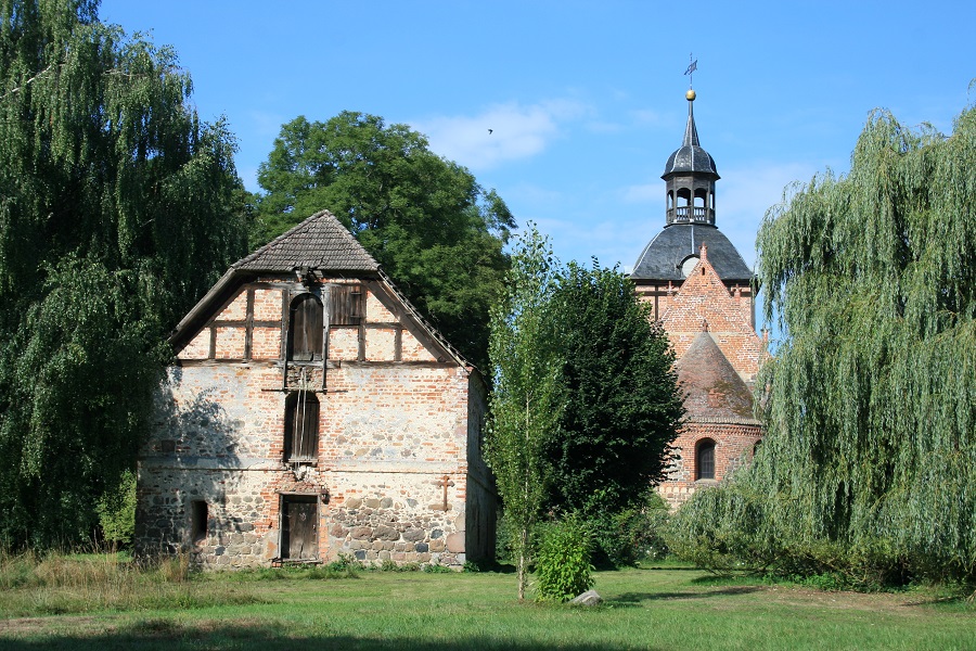 Kirche in Krevese mit Klosterspeicher