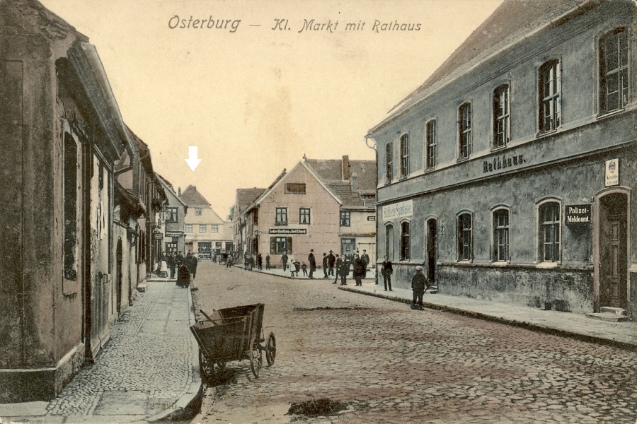 Historische Ansicht Giebelhaus, im Vordergrund Rathaus