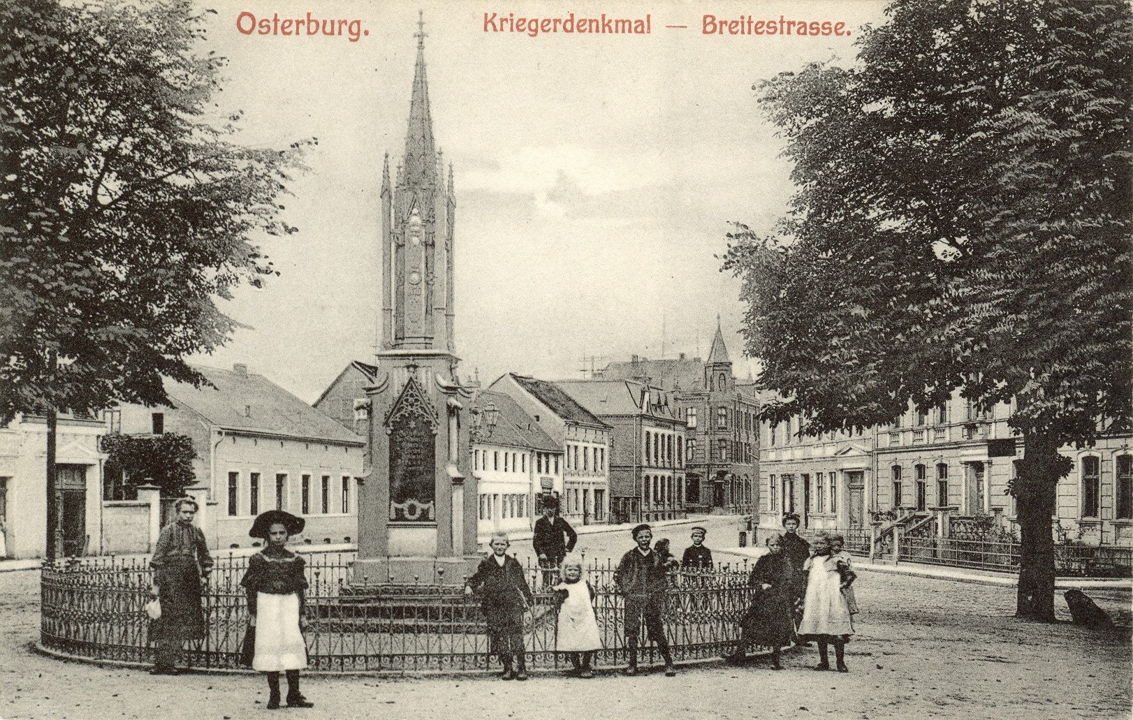 Ehemaliges Kriegerdenkmal nahe des Kreisständehauses (rechts)