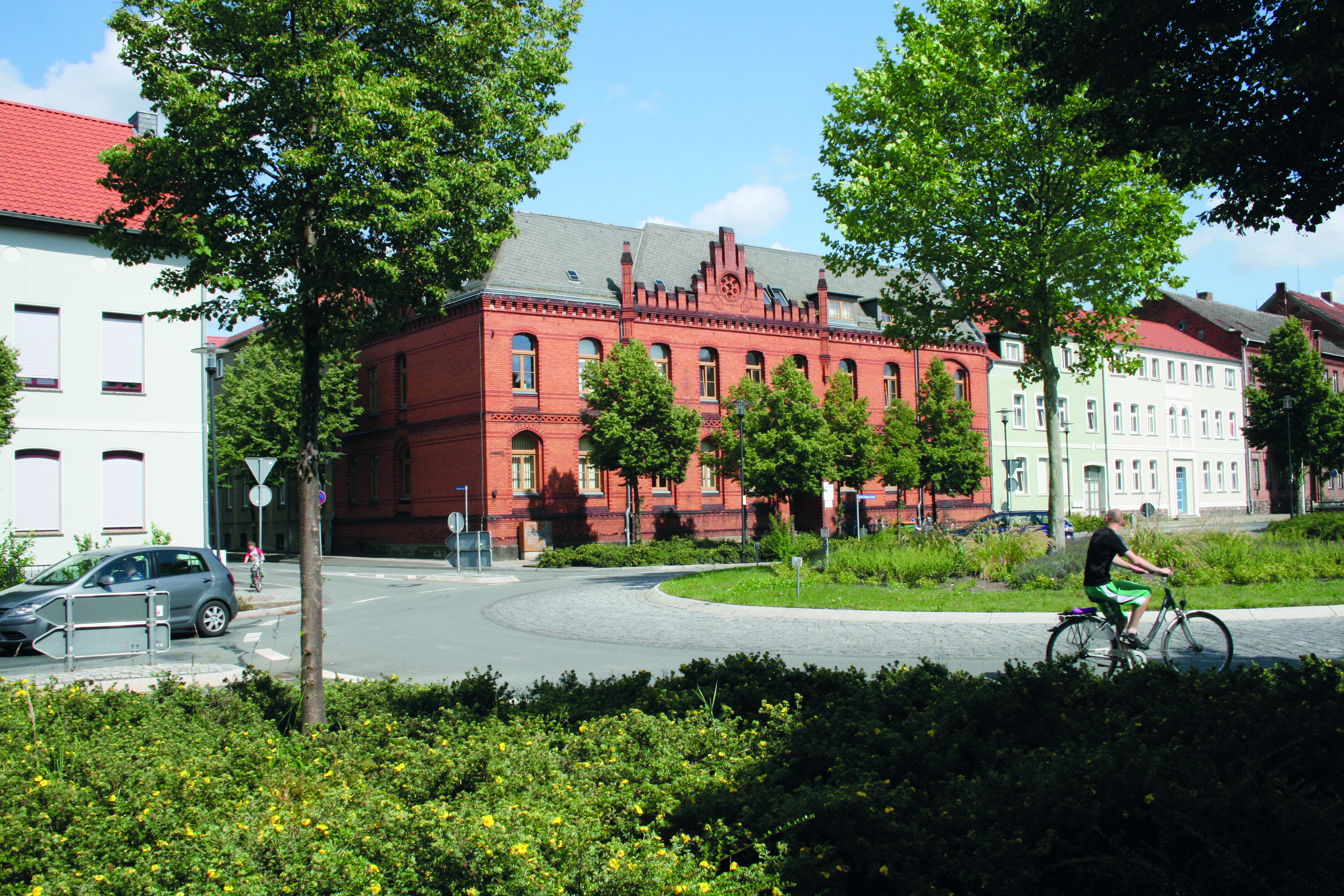 Ehemaliges Kreisständehaus (rotes Gebäude), heute Jobcenter