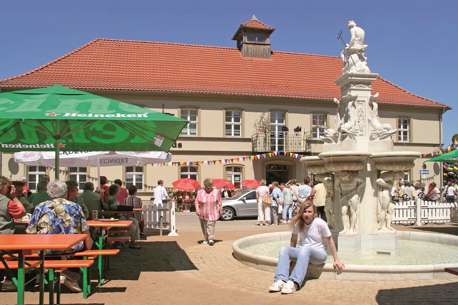 Neptunbrunnen mit Rathaus im Hintergrund