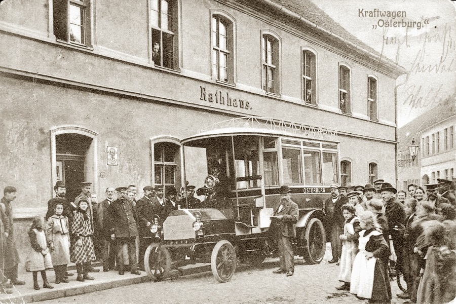 Historische Ansicht Rathaus mit Kraftwagen, um 1900