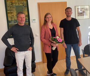 Das Bild zeigt Den Bürgermeister der Hansestadt (Osterburg, Nico Schulz, die Quartiersmanagerin Frau Hilbring und Herrn Steffens im Büro des Bürgermeisters