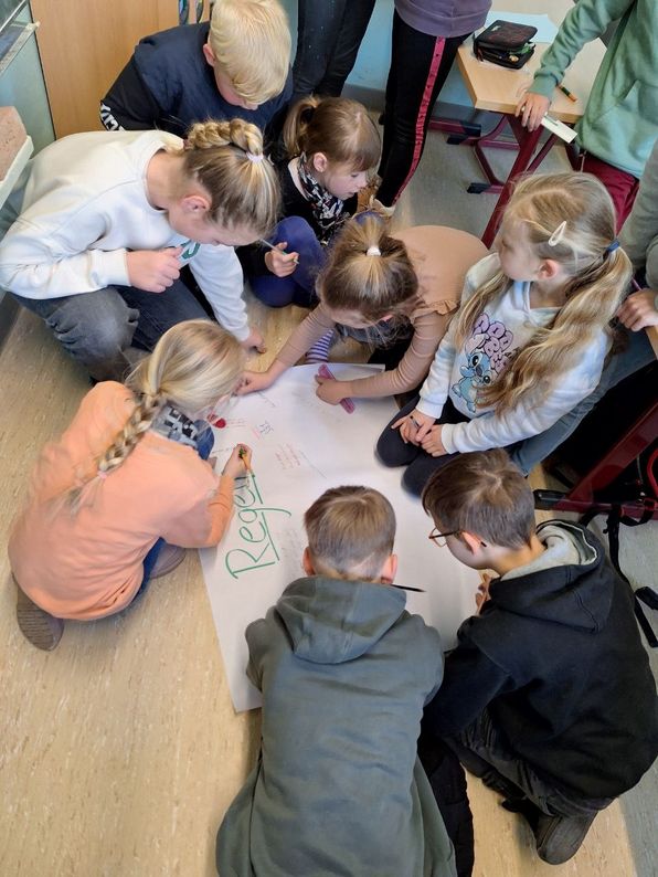 Schülerinnen und Schüler sammeln Ideen für ihre Ruhezone