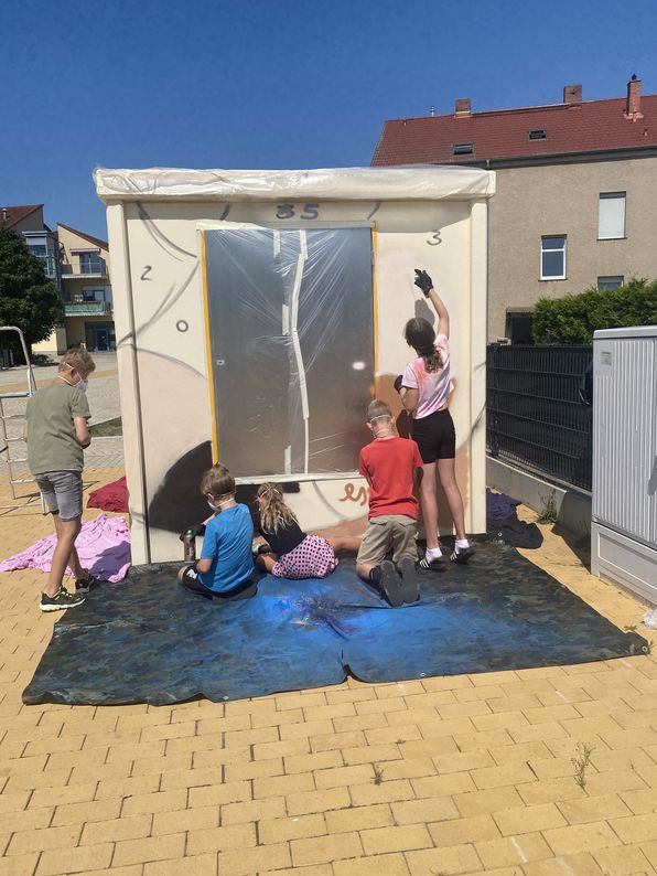 Graffiti-Projekt zur Gestaltung des Toilettenhäuschens